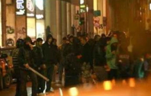 30 κρανοφόροι αναρχικοί στην Θεσσαλονίκη επιτέθηκαν σε παρέα νεαρών που έφτανε στην πόλη για το συλλαλητήριο
